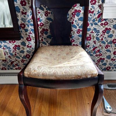 Chair w. removable cushion.