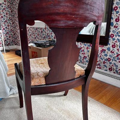 Chair w. removable cushion.