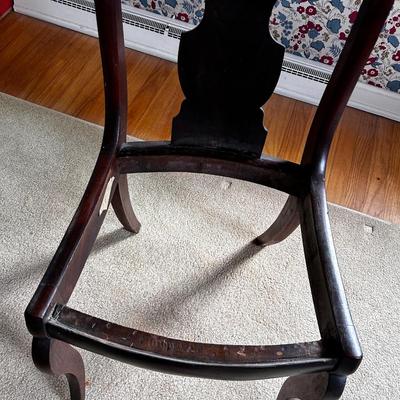Chair w. removable cushion.