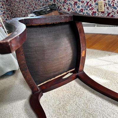 Chair w. removable cushion.