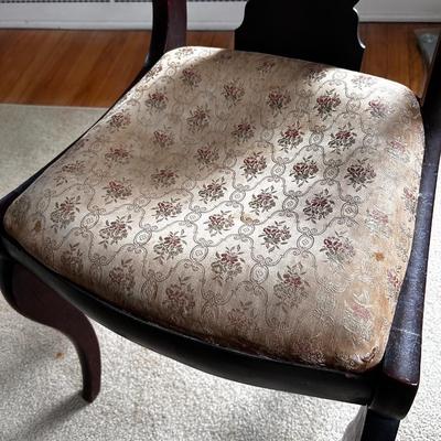 Chair w. removable cushion.