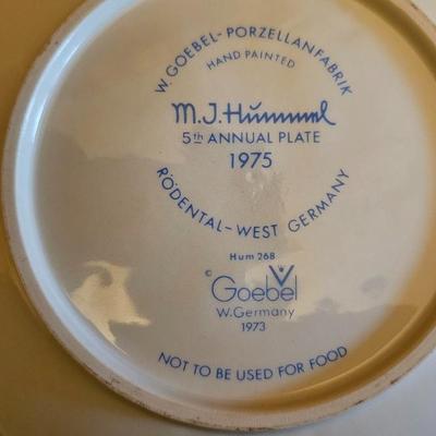 Hummel 1975 Collectors Plate w/ 2 figurines