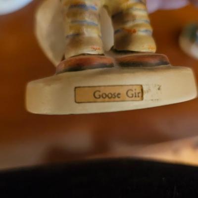Hummel Goose Girl Collectors plate w/ figurines