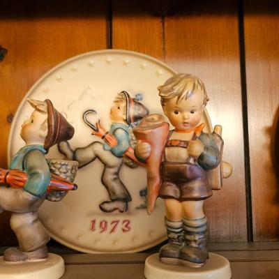 Hummel Globe Trotter w/figurines