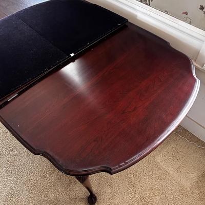 Dining Room Table + 5 chairs