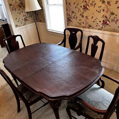 Dining Room Table + 5 chairs