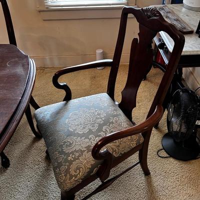 Dining Room Table + 5 chairs