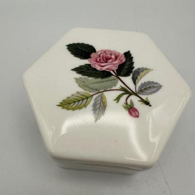 WEDGWOOD Hathaway Rose Trinket Box