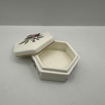 WEDGWOOD Hathaway Rose Trinket Box