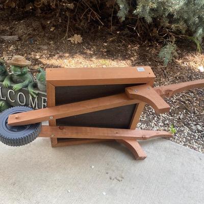 HAPPY LITTLE WELCOME FROGS AND SONGBIRD WHEELBARROW GROUND BIRD FEEDER
