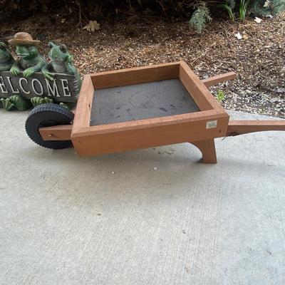 HAPPY LITTLE WELCOME FROGS AND SONGBIRD WHEELBARROW GROUND BIRD FEEDER