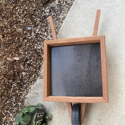 HAPPY LITTLE WELCOME FROGS AND SONGBIRD WHEELBARROW GROUND BIRD FEEDER