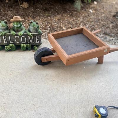 HAPPY LITTLE WELCOME FROGS AND SONGBIRD WHEELBARROW GROUND BIRD FEEDER