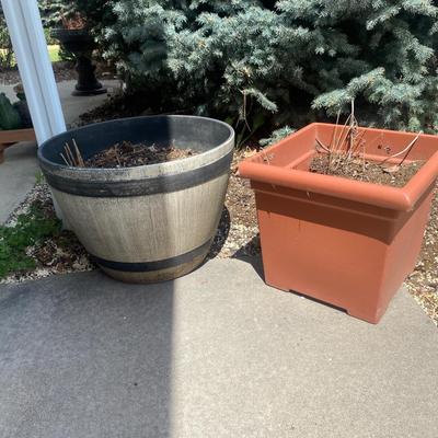 PLASTIC BARREL PLANTER & SQUARE PLANTER