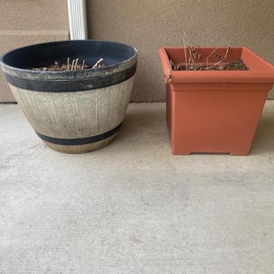 PLASTIC BARREL PLANTER & SQUARE PLANTER