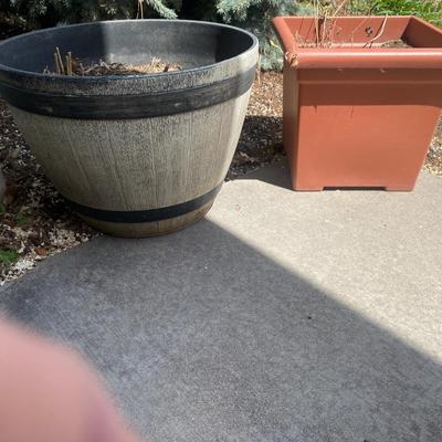 PLASTIC BARREL PLANTER & SQUARE PLANTER