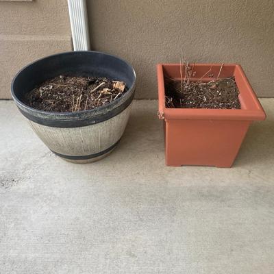 PLASTIC BARREL PLANTER & SQUARE PLANTER