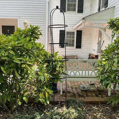 O608 Round Obelisk Topiary