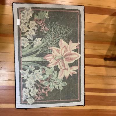 K700 Amaryllis Holiday Wool Hooked Rug