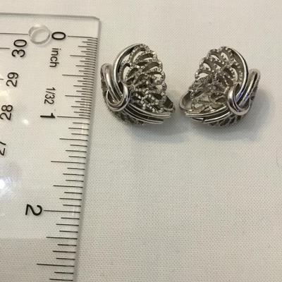 Vintage Trifari clip on earrings