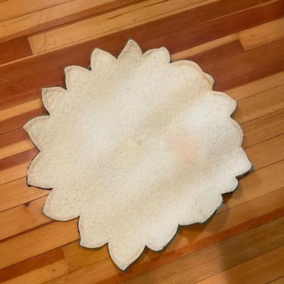 K720 Round Winter Wreath Hooked Wool Rug
