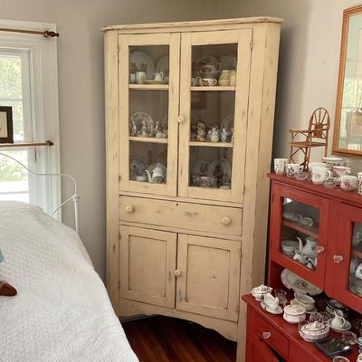 UBA724 Antique Distressed Painted Corner Cabinet