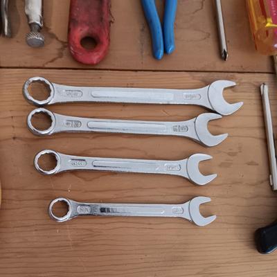 AN ASSORTMENT OF HAND TOOLS