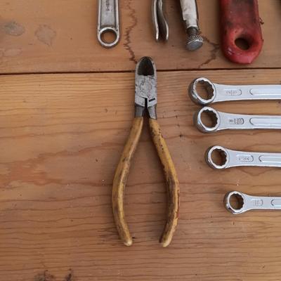 AN ASSORTMENT OF HAND TOOLS