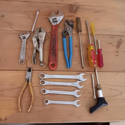AN ASSORTMENT OF HAND TOOLS