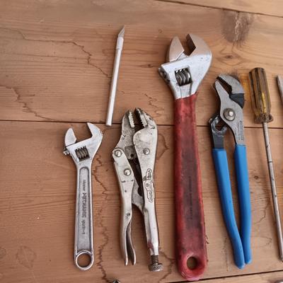AN ASSORTMENT OF HAND TOOLS