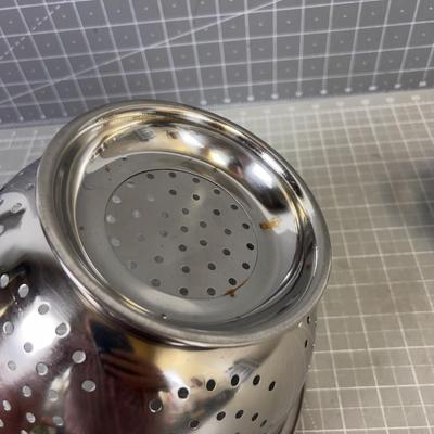 2 Metal Colanders 