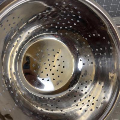 2 Metal Colanders 