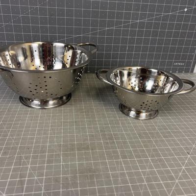 2 Metal Colanders 