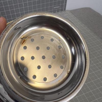 2 Metal Colanders 
