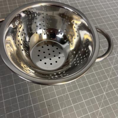 2 Metal Colanders 