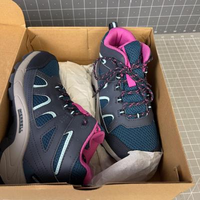 MERRELL Girls Oakcreek Size 2 Hiker 