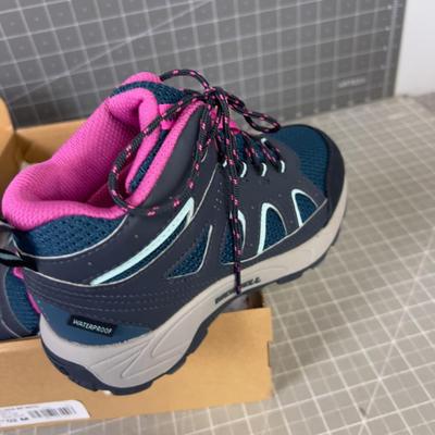 MERRELL Girls Oakcreek Size 2 Hiker 