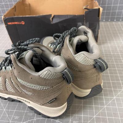 MERRELL Women's 7.5 Worn Hiker 