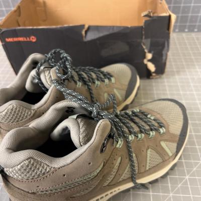 MERRELL Women's 7.5 Worn Hiker 