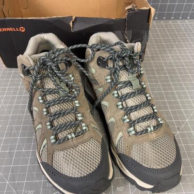 MERRELL Women's 7.5 Worn Hiker 