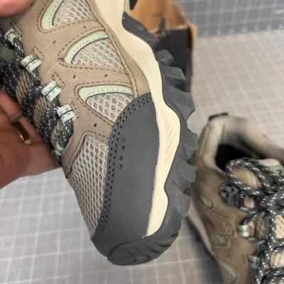 MERRELL Women's 7.5 Worn Hiker 
