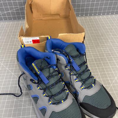MERRELL  Boys Oakcreek Size 6 Hikers 