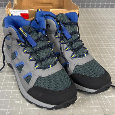 MERRELL  Boys Oakcreek Size 6 Hikers 