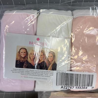Women's Pastel Color UNDERWEAR 1 Package and (3) New Bras NEW 