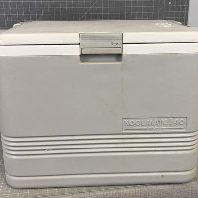 KoolMate by Igloo 12 Volt  Heats & Cools. 