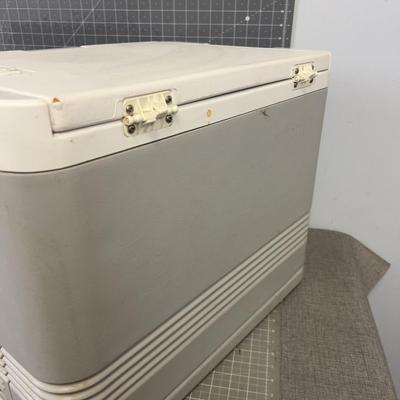 KoolMate by Igloo 12 Volt  Heats & Cools. 