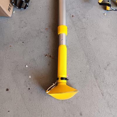 MR LONGARM 12 FOOT TELESCOPING LIGHT BULB CHANGER PLUS A VARIETY OF LIGHTBULBS