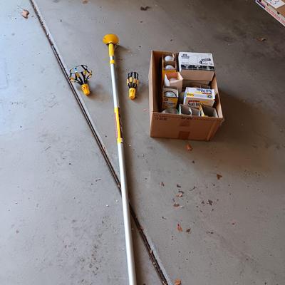 MR LONGARM 12 FOOT TELESCOPING LIGHT BULB CHANGER PLUS A VARIETY OF LIGHTBULBS