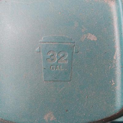1 RUBBERMAID 22 GALLON AND TWO 32 GALLON TRASH CANS