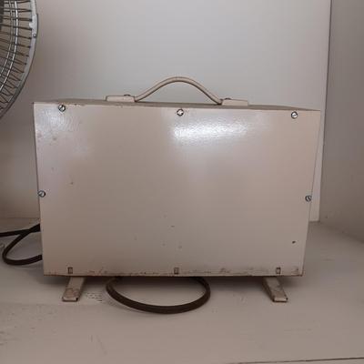 OSCILLATING FAN AND AN ELECTRIC HEATER